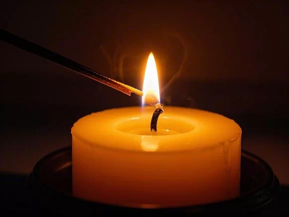 How to Properly Extinguish an Aromatherapy Candle for Safety and Longevity