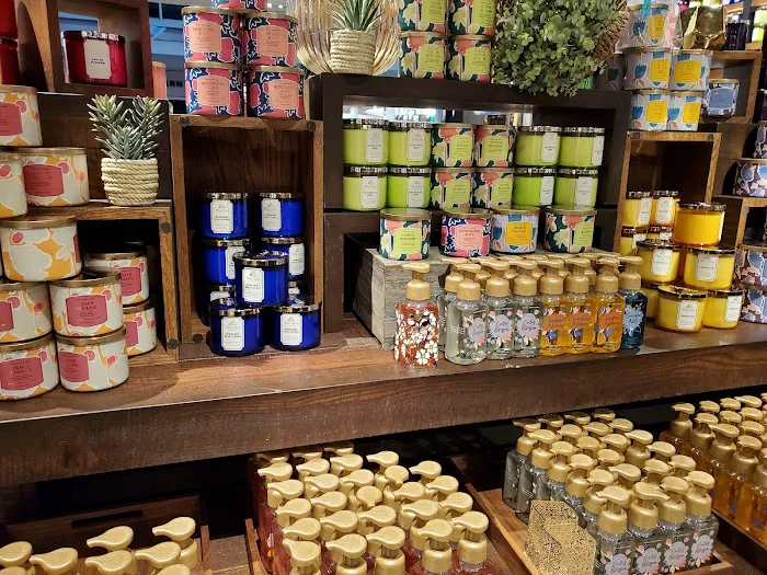 The White Barn Candle Co. 1