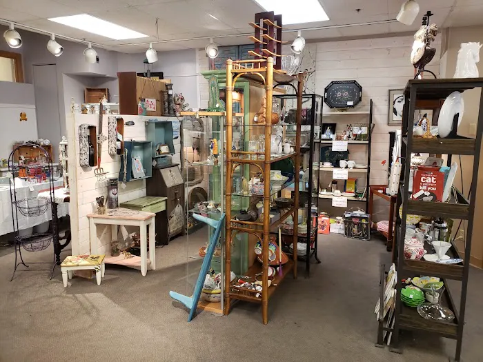 Zutto Vintage & Antiques 8