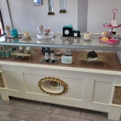 Y'NAJE Luxury Candle & Bakery