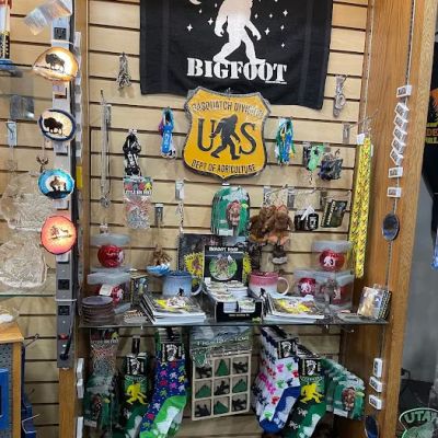 Trinkets & Treasures - Souvenirs & Gifts