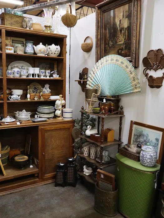 Paramount Marketplace Antiques, Vintage & New 7