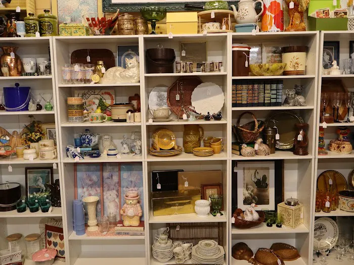 Paramount Marketplace Antiques, Vintage & New 9