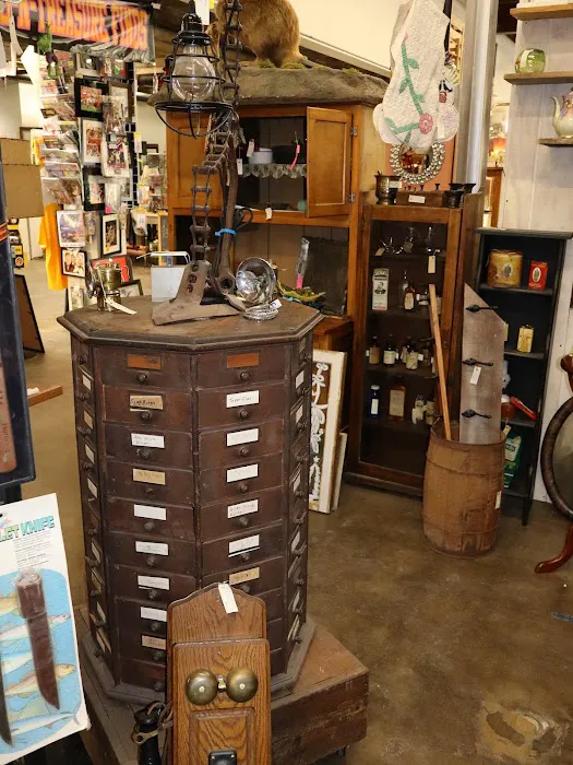 Paramount Marketplace Antiques, Vintage & New 2