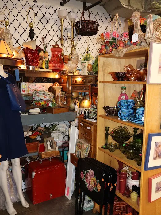 Paramount Marketplace Antiques, Vintage & New 3