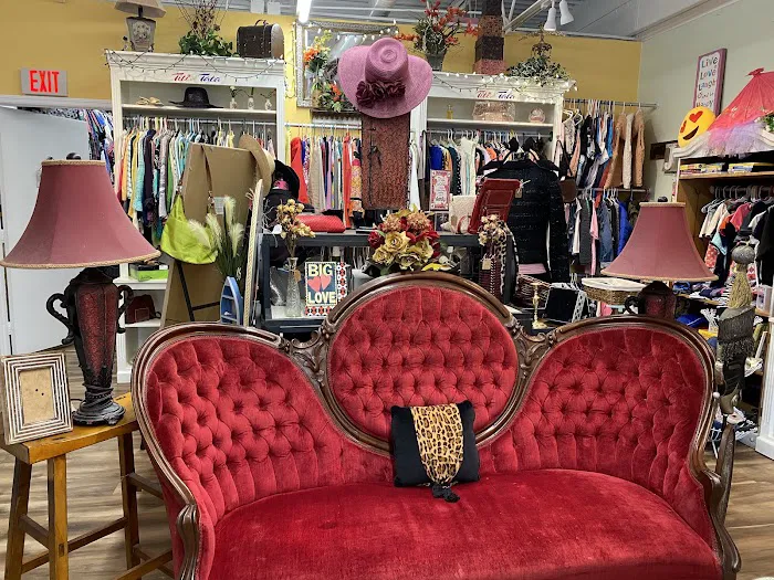 Titi & Tata Thrift Boutique 9