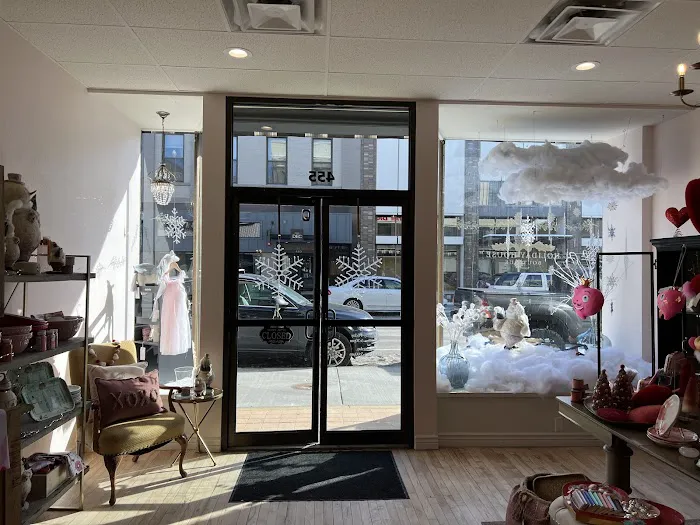 Holiday House Boutique 0