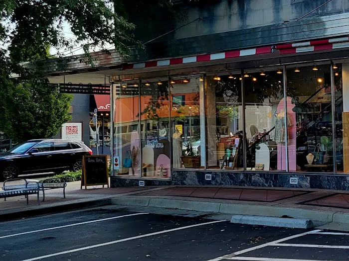 Lou Lou Boutiques 0