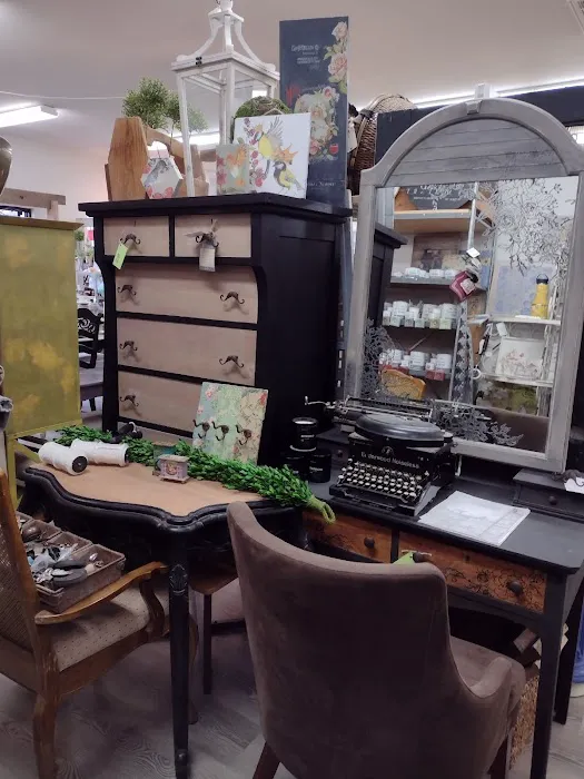 Reclaimed Cottage & Vintage Market 4