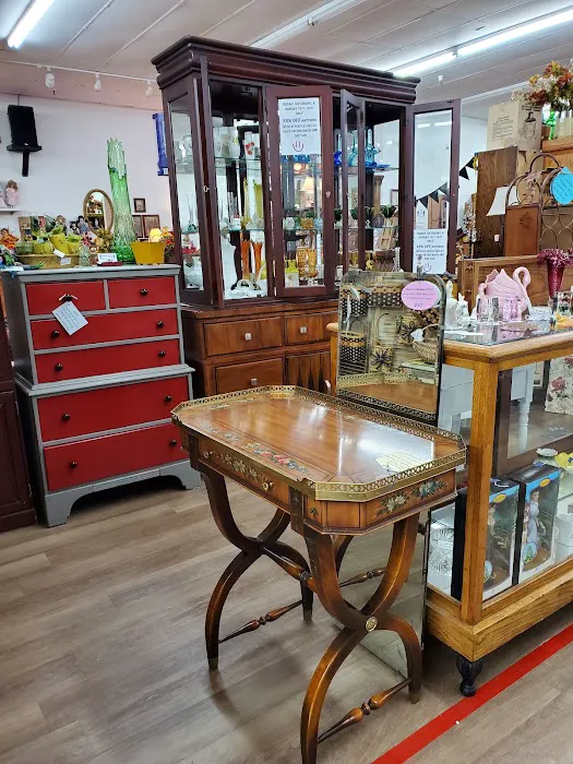 Qtiques Vintage & Antique Mall 0