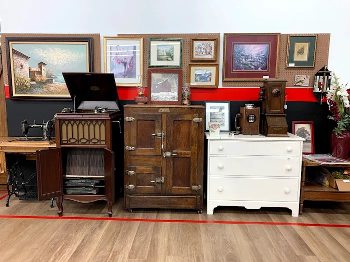 Qtiques Vintage & Antique Mall 2
