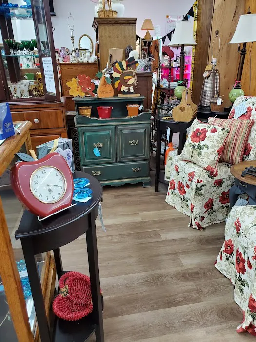 Qtiques Vintage & Antique Mall 6