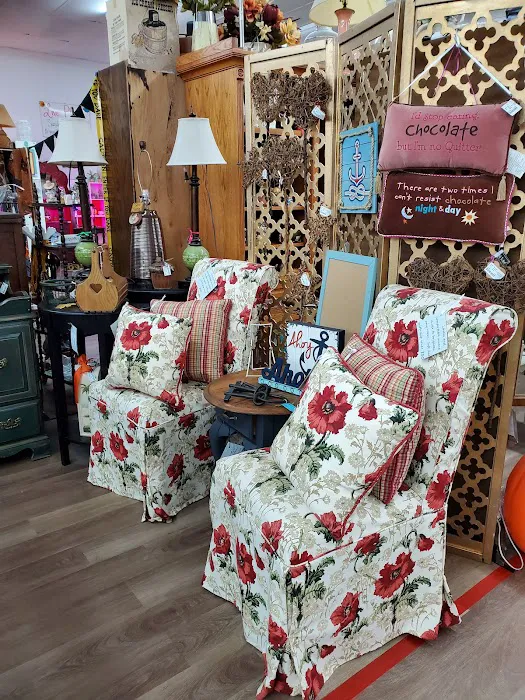 Qtiques Vintage & Antique Mall 8