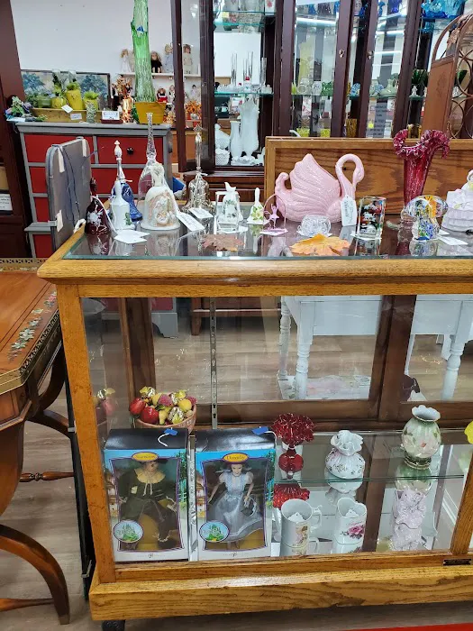Qtiques Vintage & Antique Mall 7