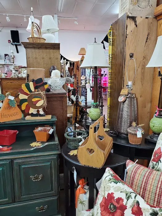 Qtiques Vintage & Antique Mall 9