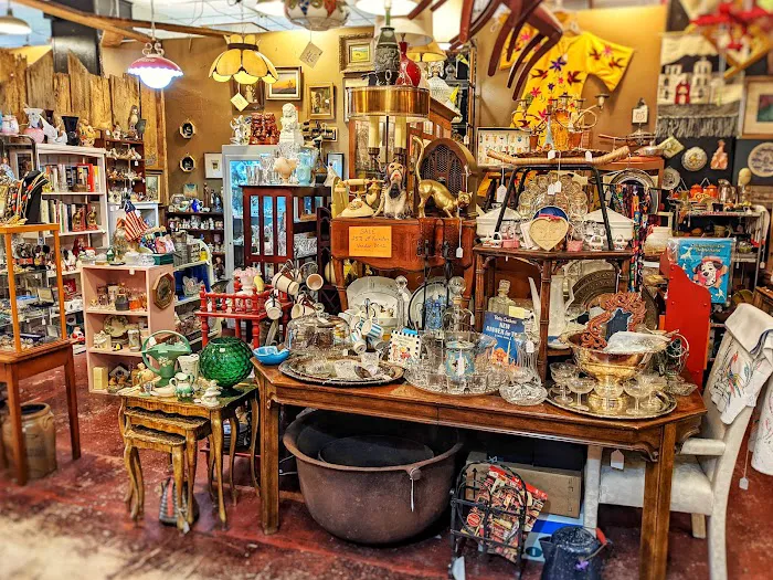 Antique Avenue Market 0