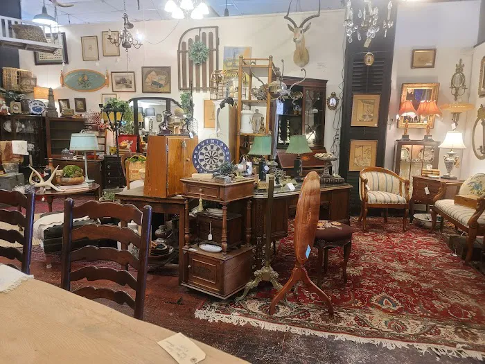 Antique Avenue Market 5
