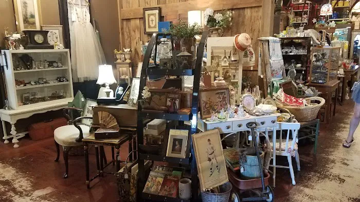 Antique Avenue Market 1