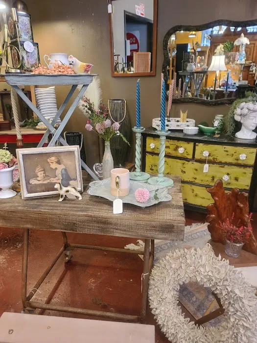 Antique Avenue Market 7