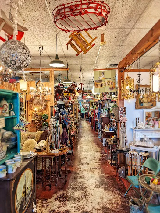 Antique Avenue Market 8