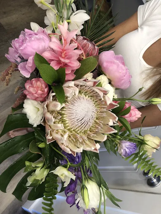 Lulu's Lei and Bouquets 8