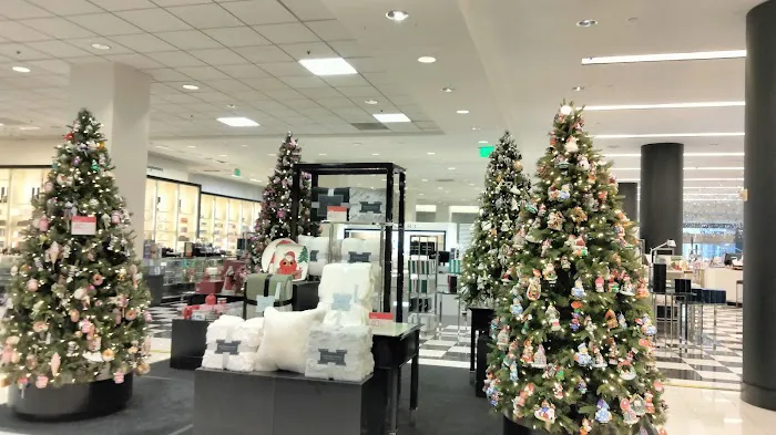 Bloomingdale's 6