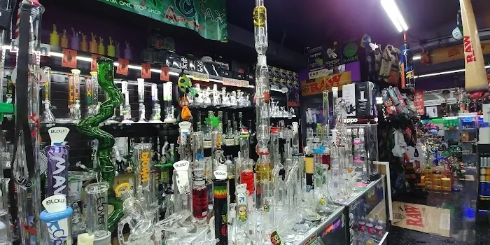 The Hub Smoke Shop & Gifts 0