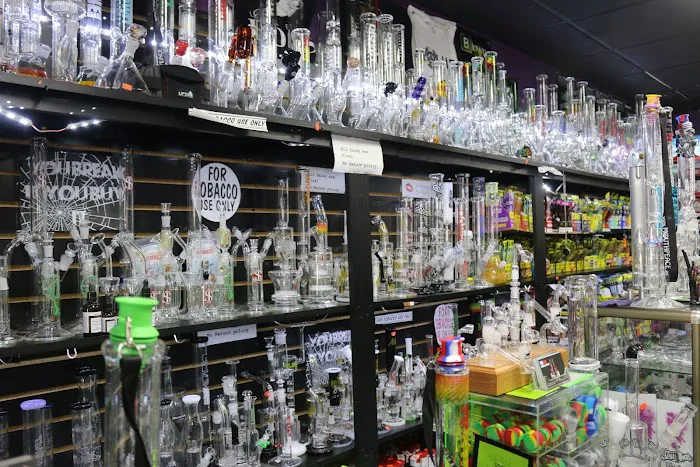The Hub Smoke Shop & Gifts 5