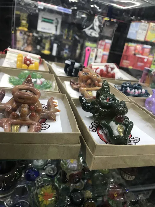 The Hub Smoke Shop & Gifts 4