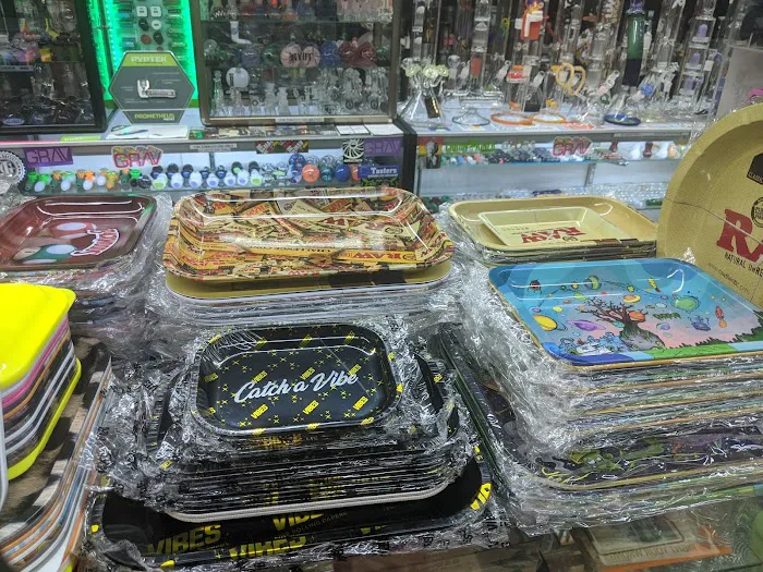 The Hub Smoke Shop & Gifts 7
