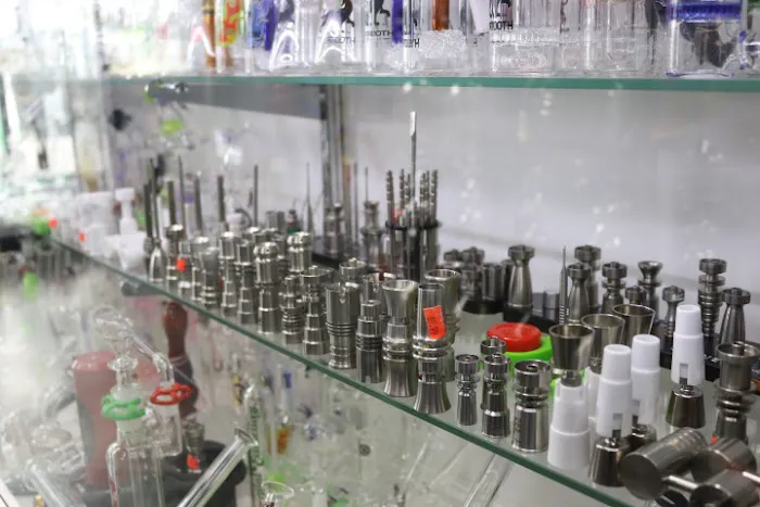 The Hub Smoke Shop & Gifts 6