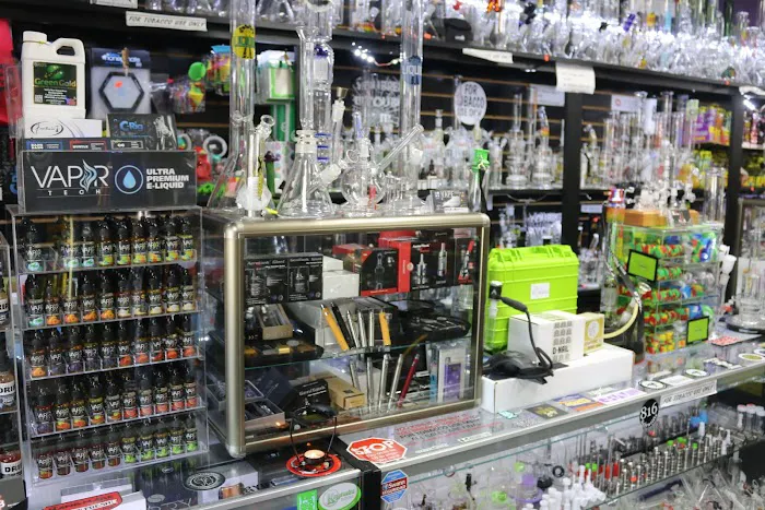 The Hub Smoke Shop & Gifts 8