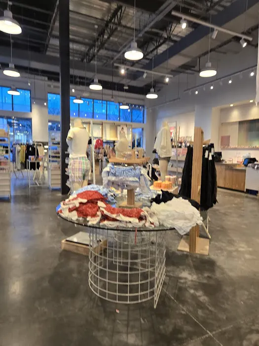 Urban Outfitters 0