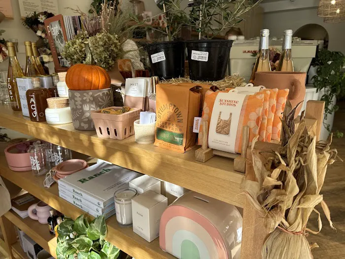 Mayday Coffee & Shop 8