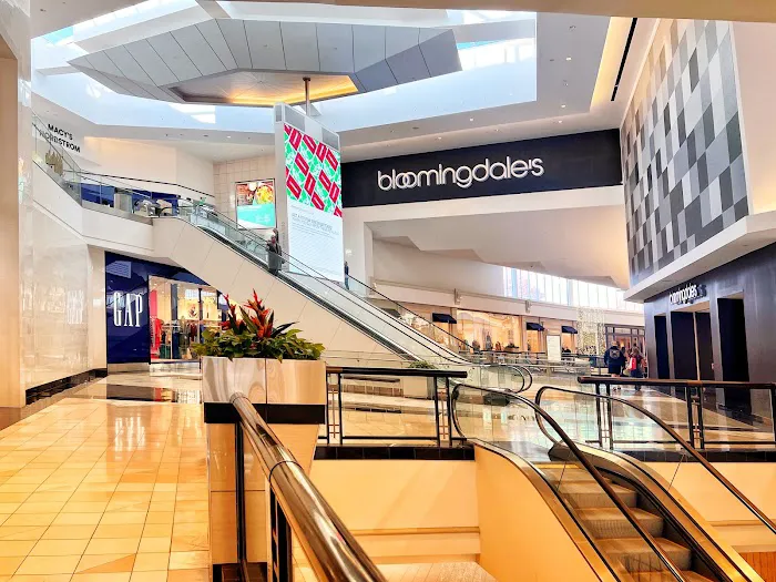 Bloomingdale's 0