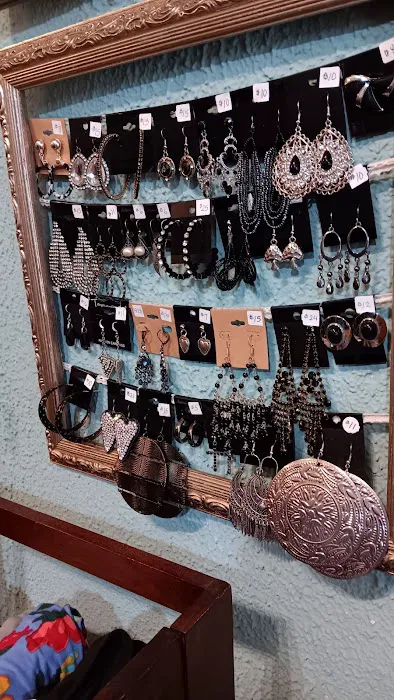 Hiptique Resale & Gifts 1