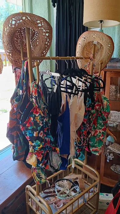 Hiptique Resale & Gifts 8