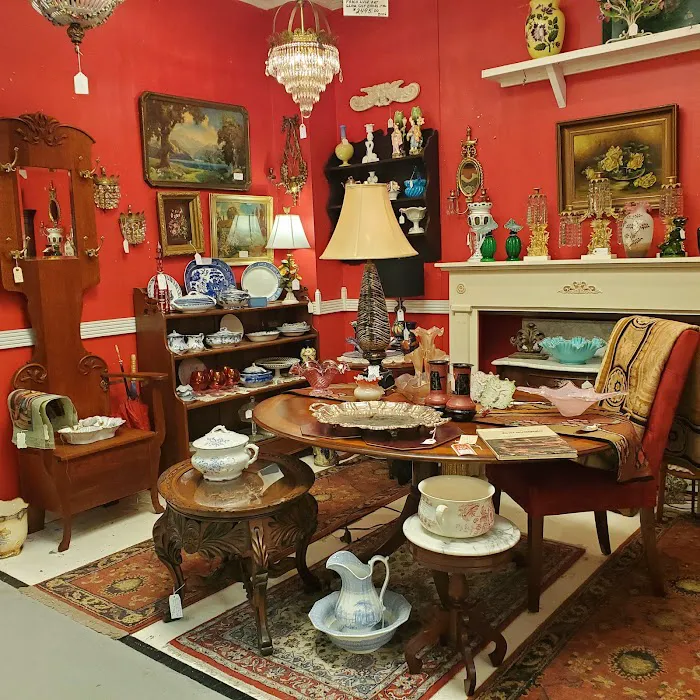 GasLamp Antiques & Decorating Mall 4