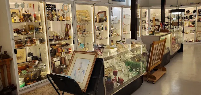 GasLamp Antiques & Decorating Mall 3