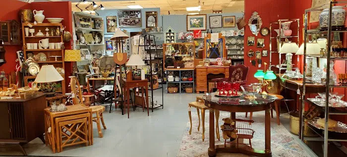 GasLamp Antiques & Decorating Mall 7