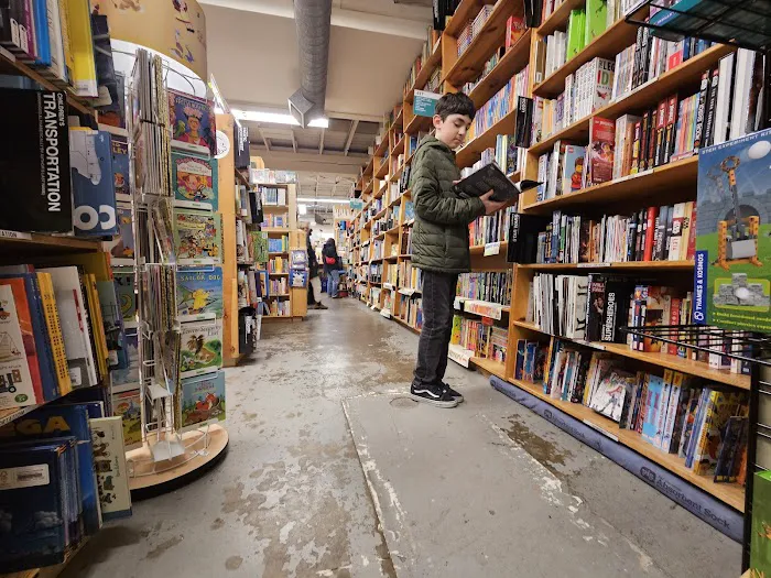 Powell's Books on Hawthorne 7