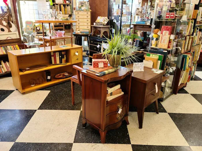 Stars & Splendid Antiques Mall 2