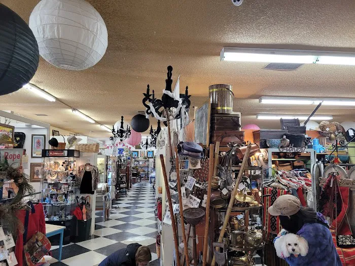 Stars & Splendid Antiques Mall 0