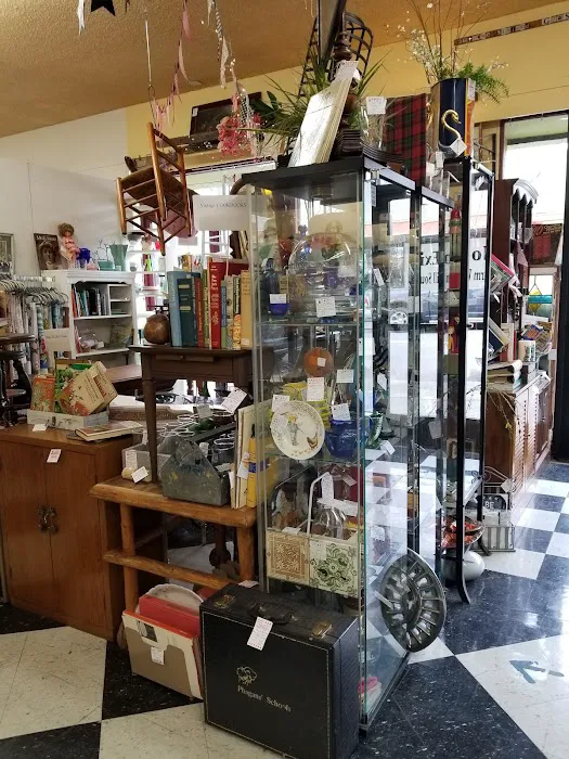 Stars & Splendid Antiques Mall 4