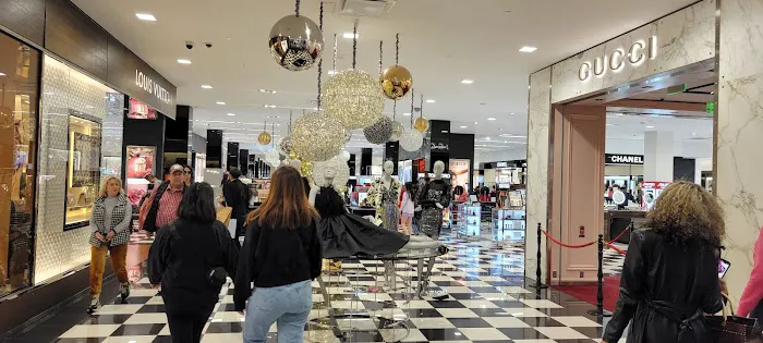Bloomingdale's 7