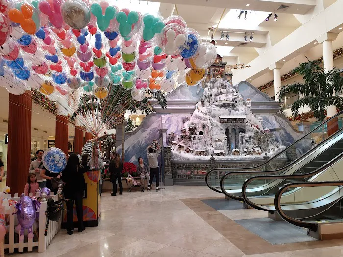 Bloomingdale's 9