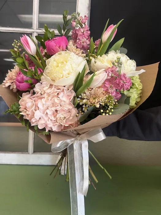 Love N’ Bloom Flower Shop 6