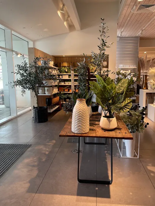 Crate & Barrel 0