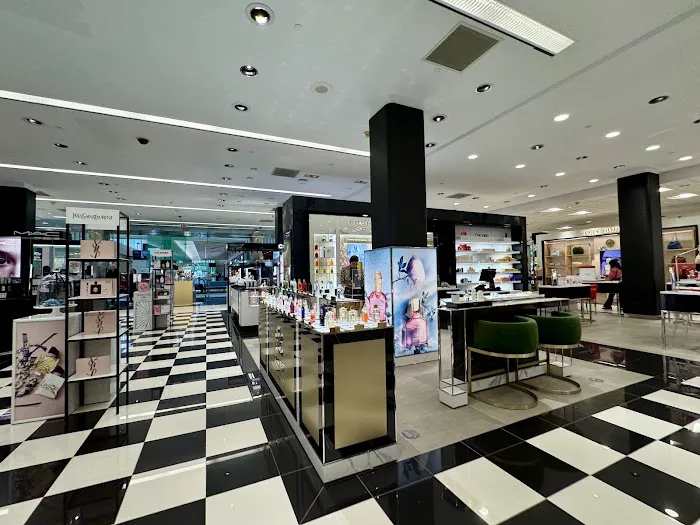 Bloomingdale's 0