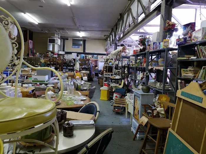 Midwest Pickers Antique Store 0